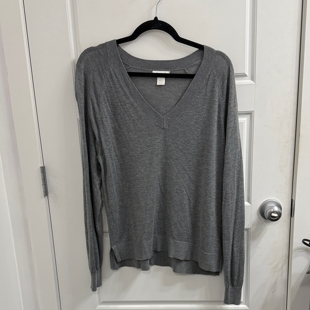 3/$30 H & M Gray V-Neck Women's Sweater‎ Size Small Oversized